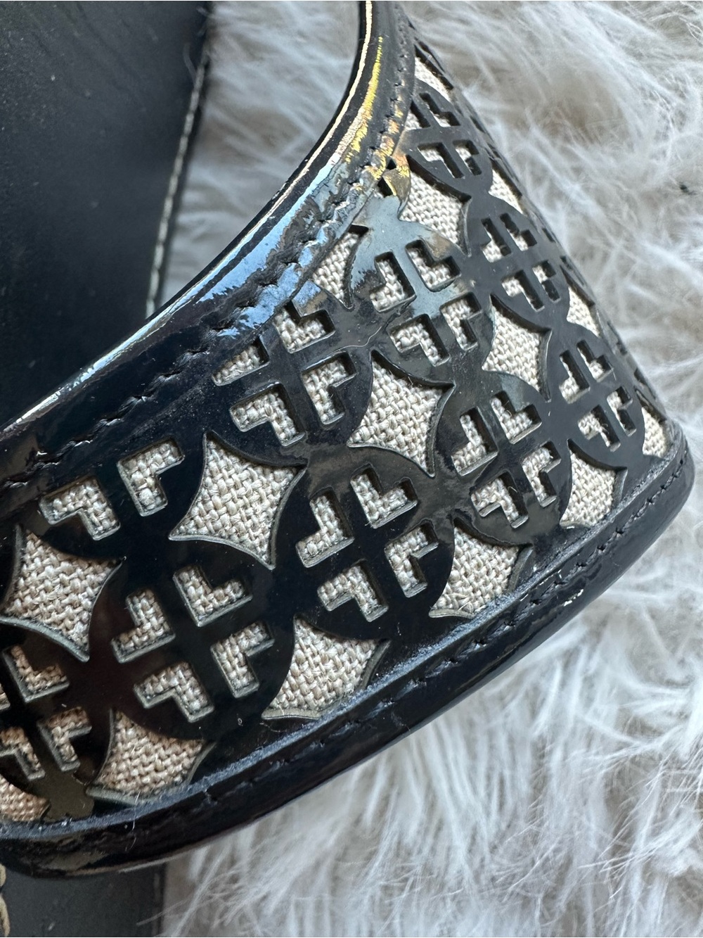 Tory Burch Black leather Sandals with Logo Cutouts beige background 8 - Picture 8 of 11